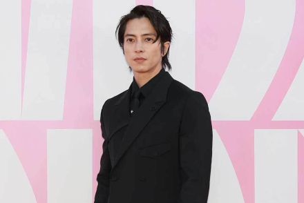 山下智久、黒スーツ姿でイベント登場　「ミス ディオール展覧会」は「歴史を感じることができる」