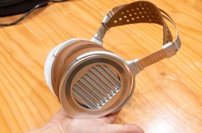 HIFIMAN、グリルレスデザインの旗艦平面駆動ヘッドホン「SUSVARA UNVEILED」