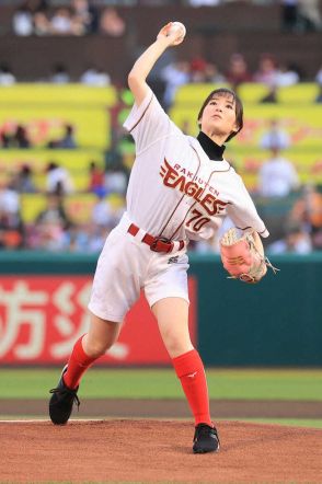 菜七子　始球式でワンバウンド投球に「ギリギリ届かなかったので悔しい」