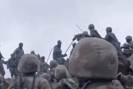 「棒と石」で戦う兵士たち...中印国境の衝突...過去動画が再浮上した「意外な理由」