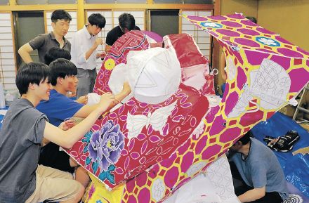 「となみ夜高」新住民が責任者　三島町・三室さん「大役」　１４日祭り開幕、大行燈制作大詰め