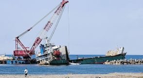 座礁船の撤去急ぐ　富山・岩瀬浜、海水浴シーズン控え