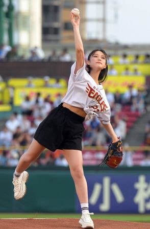 「これは可愛いわ」仙台出身の女優が楽天ヘソ出しユニで始球式　本拠地どよめく一投で“勝利の女神”に