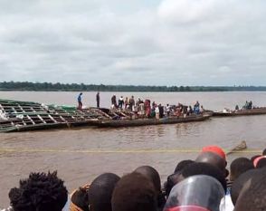 船が川で転覆、８０人死亡　コンゴ民主共和国
