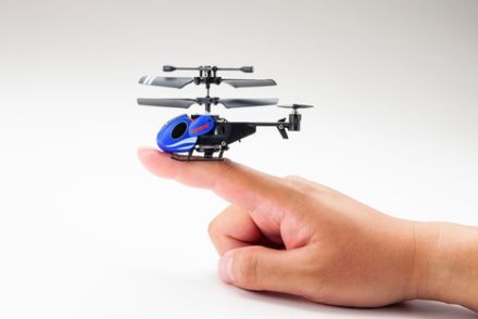 業界最小サイズなのに驚異の安定飛行を実現！ 指のりサイズのマイクロヘリコプター「モスキート」が2024年に復活