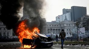 反政府デモの参加者と警察が衝突　アルゼンチン