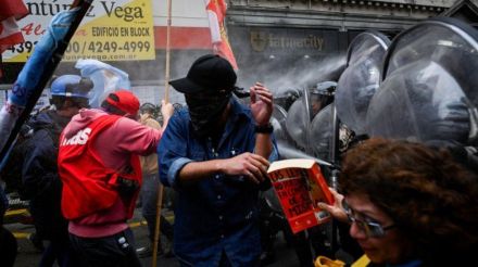 アルゼンチン、抗議デモ参加者と警官隊が衝突　経済改革法案めぐり