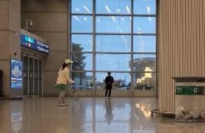 仁川空港ターミナル内でテニスをする男女…オンラインで炎上