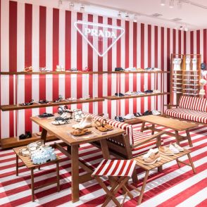 「プラダ」、今年も夏季限定のイーストハンプトン店をオープン　内装が赤とアイボリーのストライプに