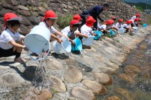 ”小さな命”とのふれあい　小学生がアマゴの稚魚放流　「元気に大きくなってほしい」／岡山・美作市