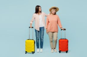 【最新2024年調査】旅に出掛けたシニア女性は82.1％！老後、自由に旅行を楽しむための資金形成とは？
