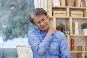 肩の痛み、違和感…放置すると負の連鎖も!? すぐに受診すべき症状とは？