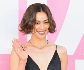 ＜中村アン＞大胆Vカットのキャミワンピで美肌見せ　エッフェル塔プリント×ゴールドアクセで華やかに