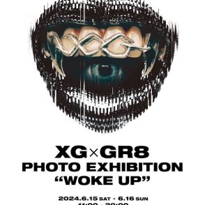 ガールズグループ「XG」の写真展が原宿「グレイト」で開催　河村康輔とコラボしたアイテムも発売