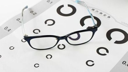 世界では「近視は病気だ」と認識されつつあるのに、日本で目が悪いことが軽視されすぎている理由