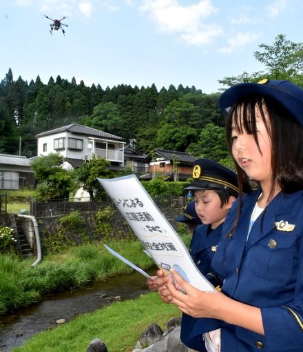 ドローンから児童の声で「戸締りしてね」　中山間地の集落で福知山署