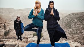 「中東の女性」イメージを覆す挑発的で美しい女たちのポートレイト