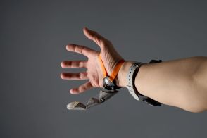 「親指型ロボット」で手の機能を拡張、英ケンブリッジ大が開発
