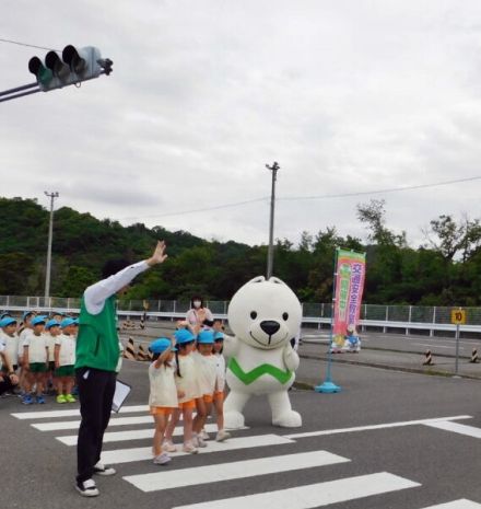 和歌山県内の交通安全功労者と優秀スローガン作者に表彰状