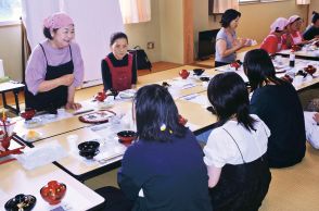 体験活動で魅力アピール　龍郷町で教育民泊　修学旅行生が郷土料理作りに挑戦