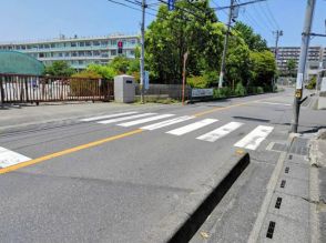 集団登校中の小学生が正門前でトラックにはねられ重傷　埼玉県所沢市