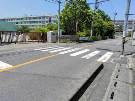 集団登校中の小学生が正門前でトラックにはねられ重傷　埼玉県所沢市