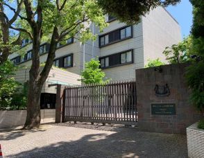 《元外交官の男に罰金30万円》銭湯で13歳の中学生を盗撮、スマホに700枚の写真があっても「不逮捕特権」で捕まらず…シンガポールの参事官（55）が13年前に書いた本の意外な内容とは