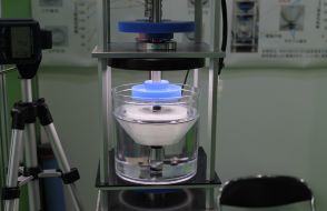 高専各校、食品分野で最新の成果を紹介　磁力で浮かぶ攪拌機、泡で殺菌する技術