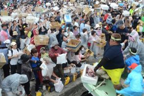 カツオが空から降って来る！島民は大にぎわい 1.5トンのカツオの切り身が飛ぶ「オーバンマイ」とは？　宮古島市・沖縄