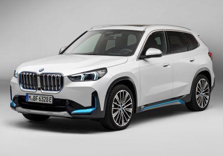 BMW X1のガソリン車とEVモデルにそれぞれエントリー・グレードが追加された