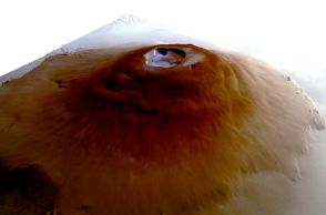 火星の赤道付近で「起こり得ない」降霜、巨大火山の山頂部で発見