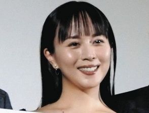 比嘉愛未、38歳の美脚チラリ　赤いコーデで誕生日を報告「軽やかに日々を楽しんで過ごしていきたい」