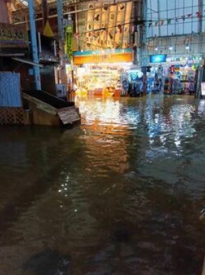「食品は避難できたが…」 那覇市の平和通りで冠水、水位一時30センチに　飲食店など対応に追われる
