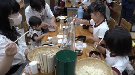 地元園児たちがそうめん流し楽しむ／浅口市・かも川手延べそうめんが招待【岡山・浅口市】