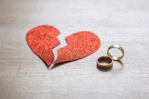 両親が“熟年離婚“するそうです。反対はしませんが将来両親それぞれの「援助」をするべきでしょうか？