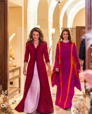「ため息の出るような美しさ！」ヨルダンのラジワ皇太子妃、深紅のドレスを纏い圧巻のオーラを放つ。第一子の妊娠発表後、初の公務へ【SPURセレブ通信】
