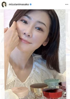 ５５歳の美魔女モデル・水谷雅子、透明感あふれる美肌ショット披露で「絵のようにお美しい」と話題