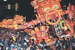 極彩色輝く　富山県砺波市でとなみ夜高まつり