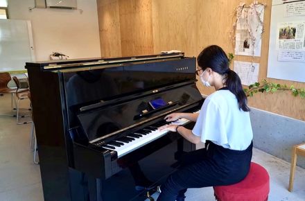 商店街に学生たちがストリートピアノ　「音楽通じて交流を」と福知山公立大