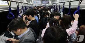 冷房もっと強く vs 寒すぎる…韓国の地下鉄で始まった“温度戦争”