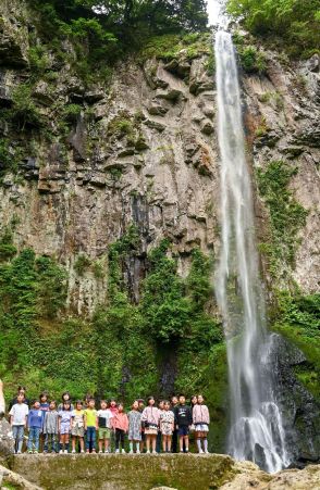 宇佐市安心院町「東椎屋の滝」で滝開き　「自然の偉大さ、肌で感じて」