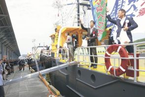 ［山口県］12年ぶり沖合底引き網漁の新船　下関漁港で2隻披露　関係者ら300人が祝う