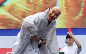 韓国お笑いタレントが僧侶に扮して海外でDJパフォーマンス、東南アジアで公演中止相次ぐ