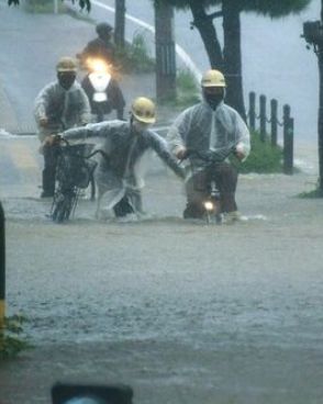 沖縄本島各地で記録的な大雨　冠水や土砂災害の被害