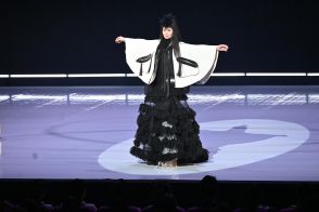 モデル鮎川陽子　両親の「シーナ＆ロケッツ」の思い胸に黒のレザーファッションでランウエー