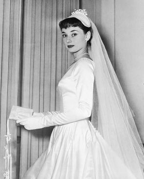 4着のウエディングドレスで振り返るオードリー・ヘプバーンの「結婚と人生」 年上俳優と離婚後わずか6週間で年下医師と再婚も