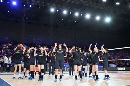 パリ五輪出場確定後の初戦セルビア戦へ会場入り　バレー女子日本代表、スタンドからの歓声と拍手に一礼【ネーションズリーグ】