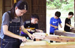 かんな掛け、箸作り体験　三重・大台　宮川小6年が課外学習で