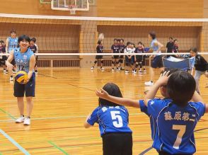バレーの楽しさ体感　ＪＡぎふ選手が子どもたちに指導　岐阜県各務原市