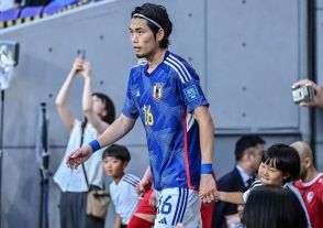 「サプライズでお祝いしてもらいました」結婚したばかりのサッカー日本代表DFがピカチュウとの祝福姿を公開! 世界的有名なナイトプールに入る姿などリラックスオフ姿